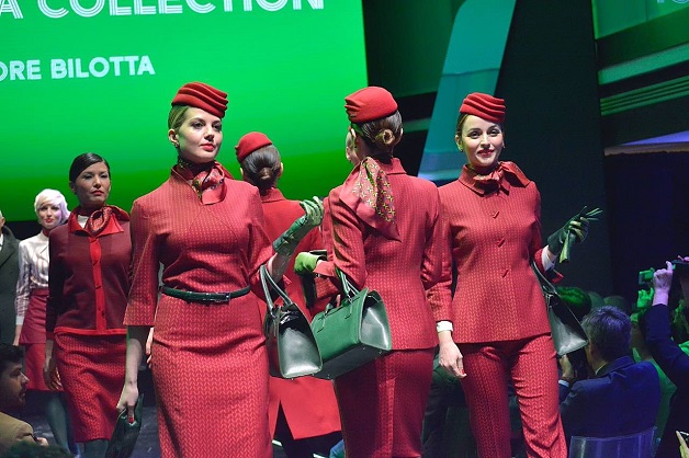 Glamou anni '50 e '60 per le nuove divise Alitalia (fonte corriere.it)