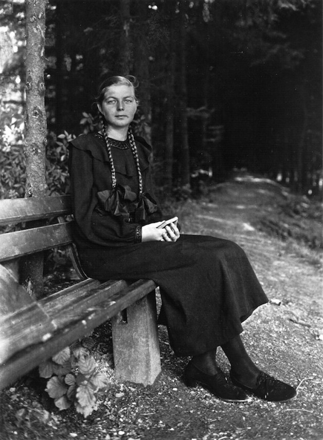 August-Sander-Bauernmädchen-Westerwald-ca-1930-1-Farm-girl_1024-640x871-2
