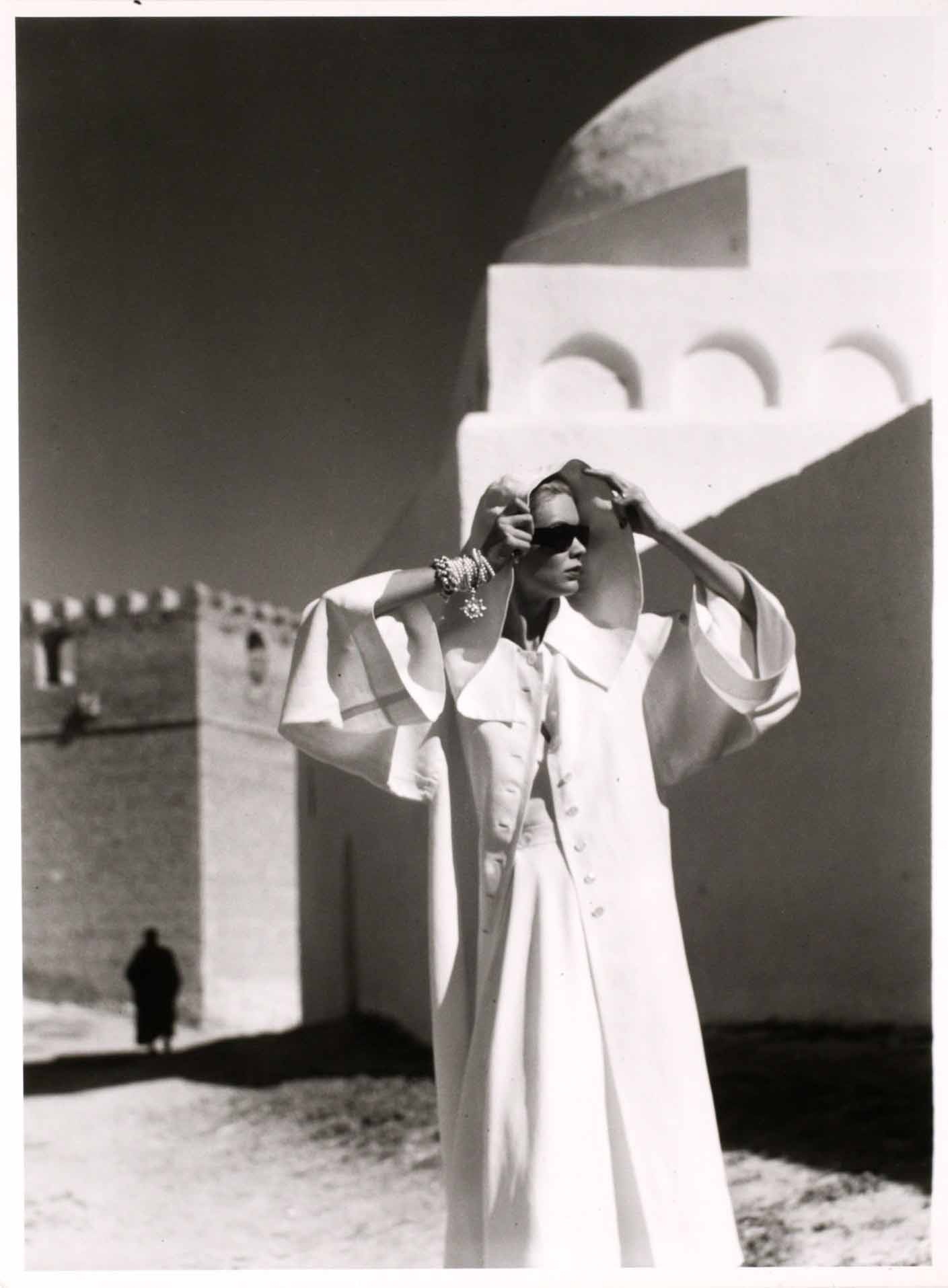 Natalie in cappotto Grès, Kairouan, Tunisia, 1950 