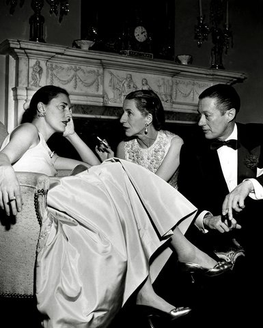 Slim Keith con Diana e Reed Vreeland al party organizzato da Kitty Miller per la vigilia di Capodanno, 1952  