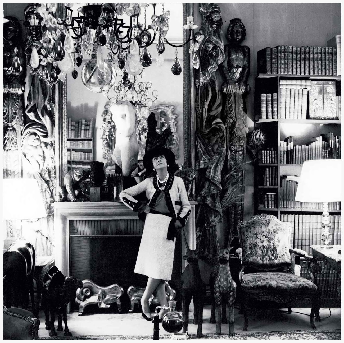 Gabrielle Coco Chanel nel suo appartamento, Parigi, 1965  (Foto di Cecil Beaton) 