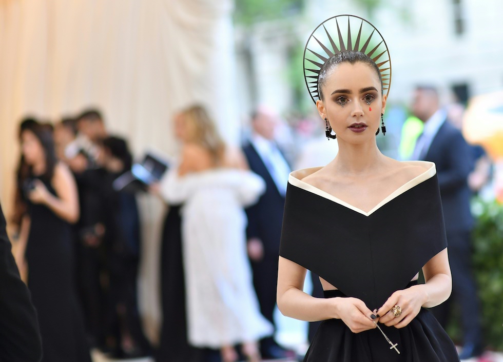 Lily Collins in Givenchy al Met Gala, New York, 7 maggio 2018 (ANGELA WEISS/AFP/Getty Images)