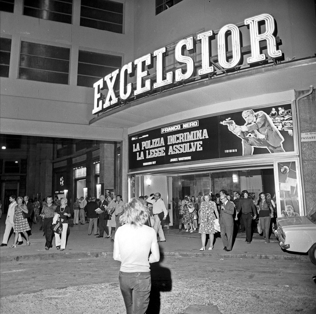 Esterno del cinema Excelsior, Milano, 1973, Archivi Farabola