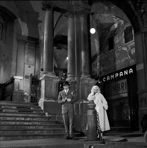 Dario Fo e Franca Rame in Piazza Mercanti durante le riprese del film "Lo svitato" (1955), Archivi Farabola